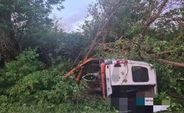 Пассажирский микроавтобус врезался в дерево и перевернулся. Фото УГИБДД по Ставропольскому краю